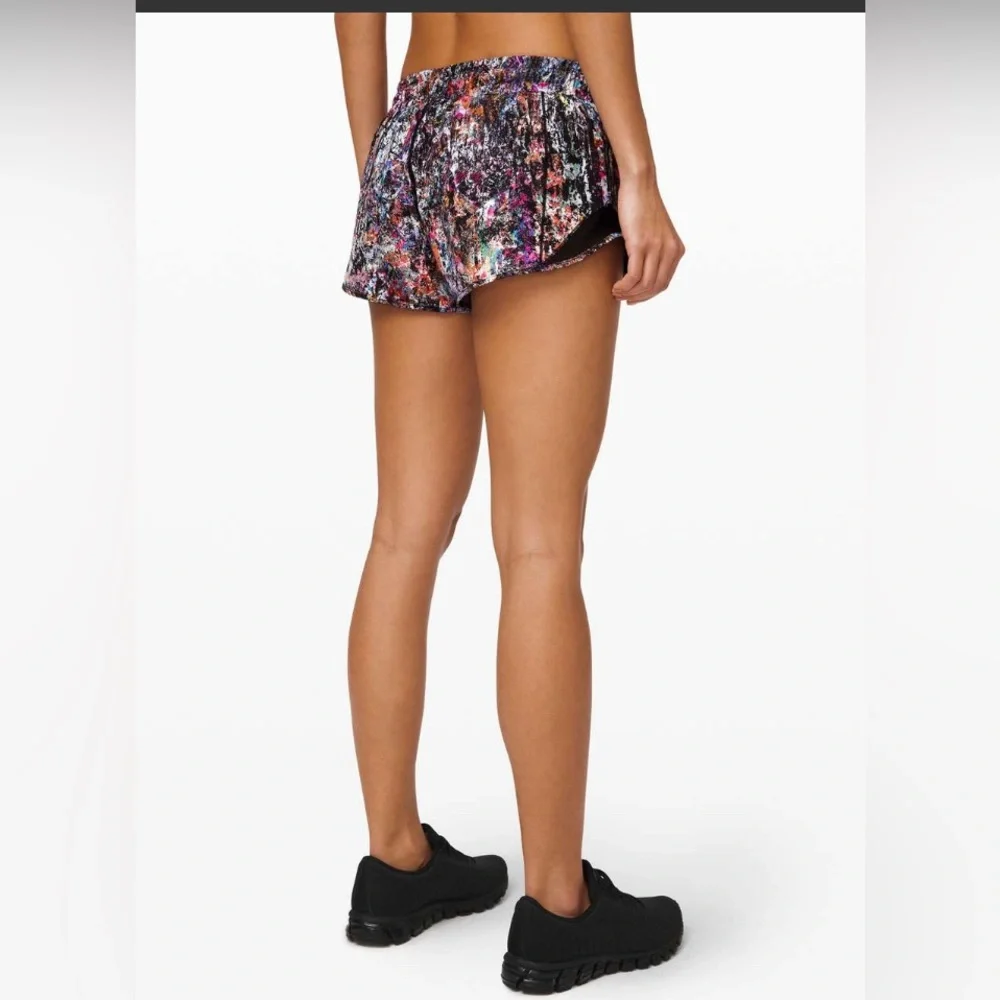 LULUEMON WOMENS HOTTY HOT LOW RISE VITALIZE BLACK MULTI COLORED MESH SHORTS 10